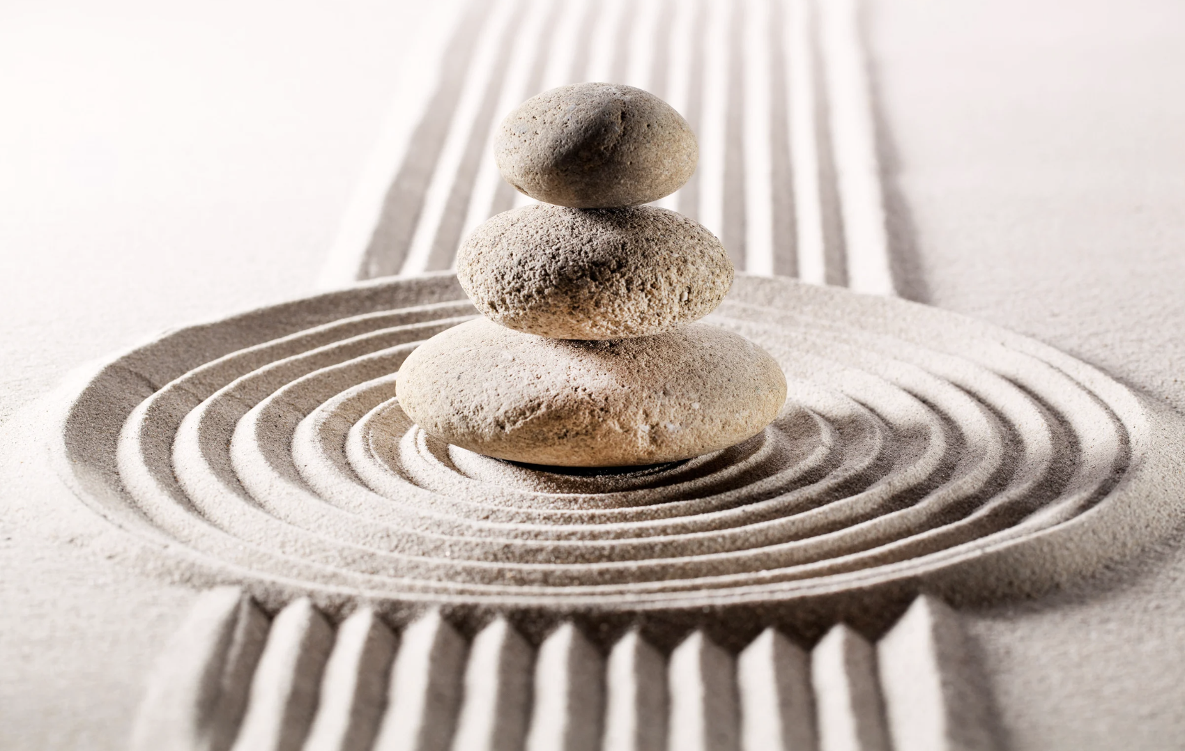 Jardín zen con arena y piedras apiladas